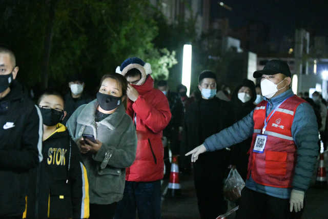 成都市民排队连夜核酸检测,银川今天要全员核酸检测吗