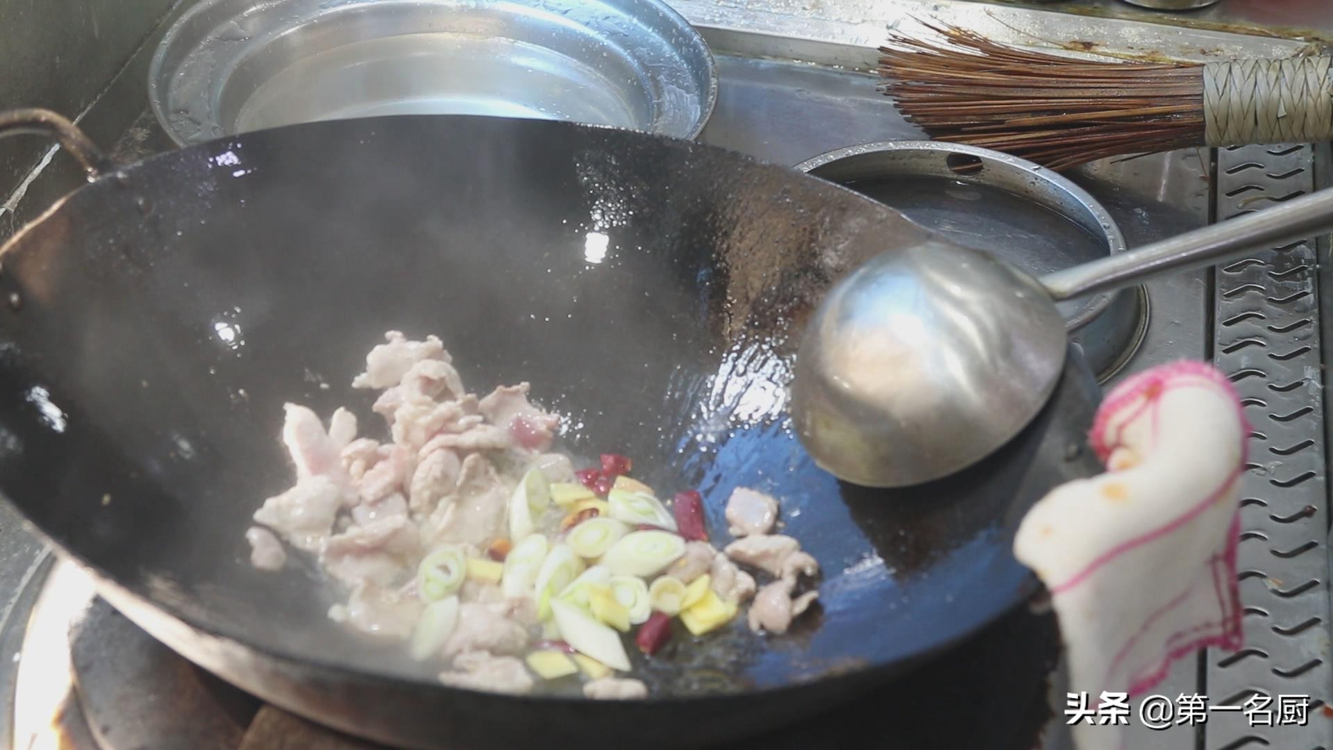 生面条直接放菜上蒸面条家常做法,生面条的炒法视频大全