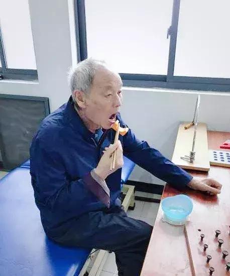 90岁中风康复治疗,85岁的老人脑溢血能康复吗