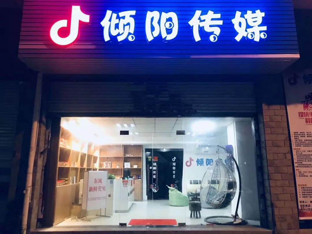 月休4天，5小时工作制，购买五险一金，更有节日补贴