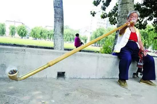 烟斗只能用来抽烟？孤陋寡闻了，烟斗真的可以杀敌