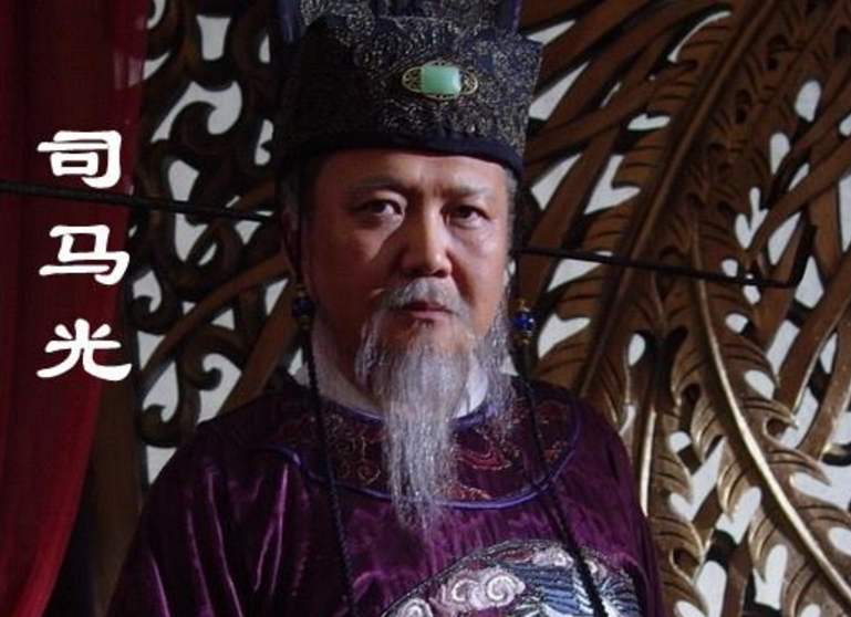 刘备长子被诸葛亮处死,临刑撂下一狠话,刘备后怕道:幸好没手软