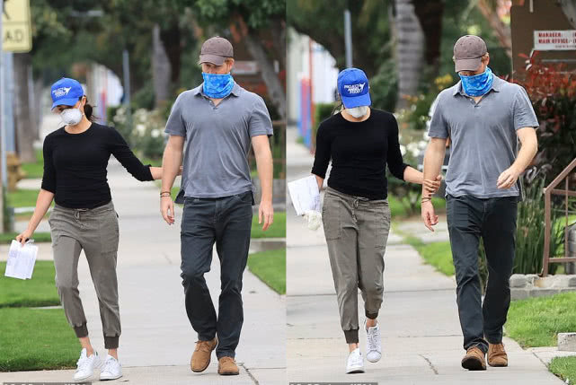 哈里开豪车载梅根,哈里梅根抱阿奇上街散步