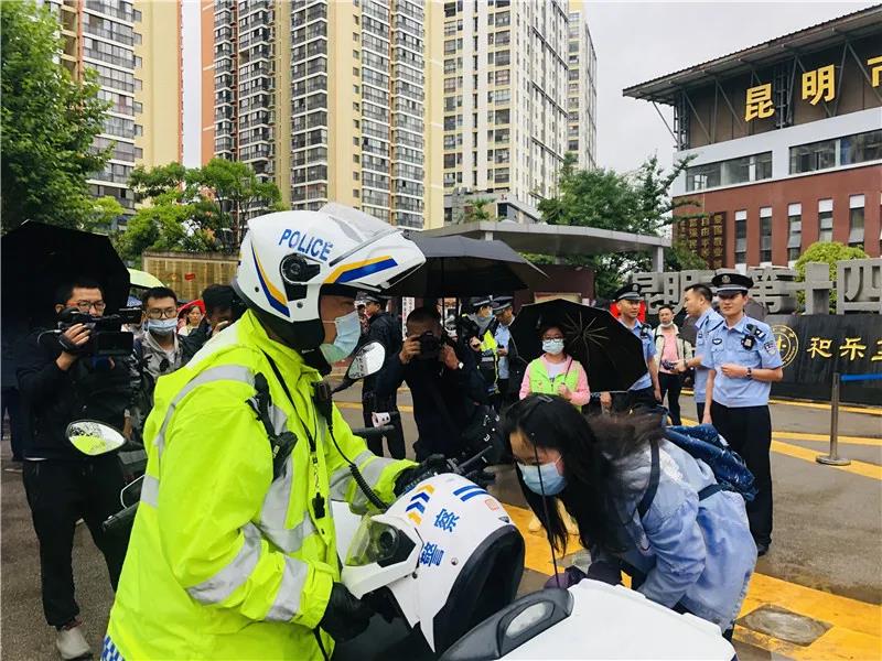 4.5万学子雨中赶考暖心镜头再现→