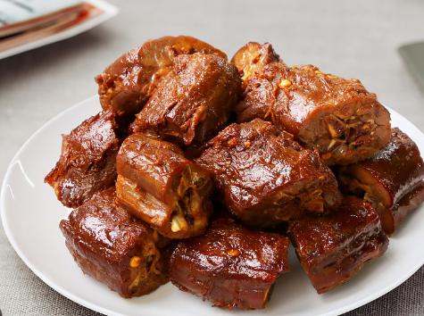 一只鸭子90元加工后卖28元,一只4斤重的鸭子