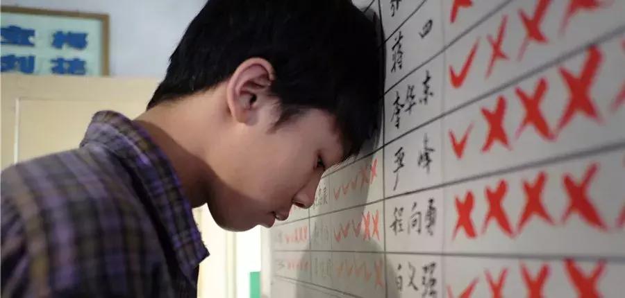 新年第一天22岁女大学生自缢,考验自己的女生自缢身亡