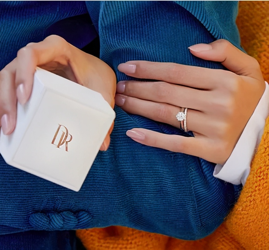 送女朋友的情人节礼物推荐最新款,送女朋友礼物实用惊喜轻奢情人节