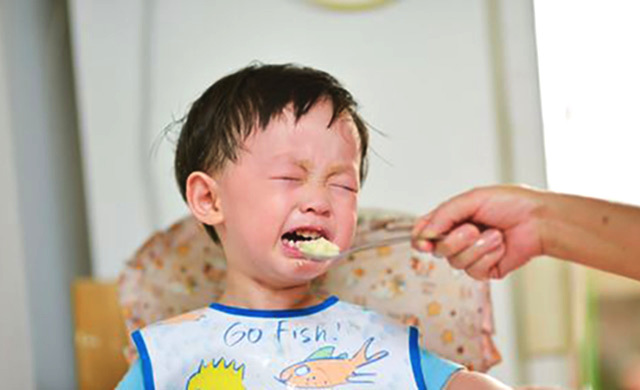 孩子一顿饭吃两个多钟头怎么办,孩子吃饭太慢一碗饭吃一个多小时