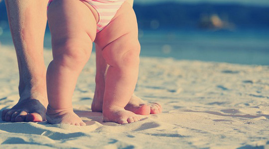 想让宝宝拥有笔直大长腿？请停止人为扶站！