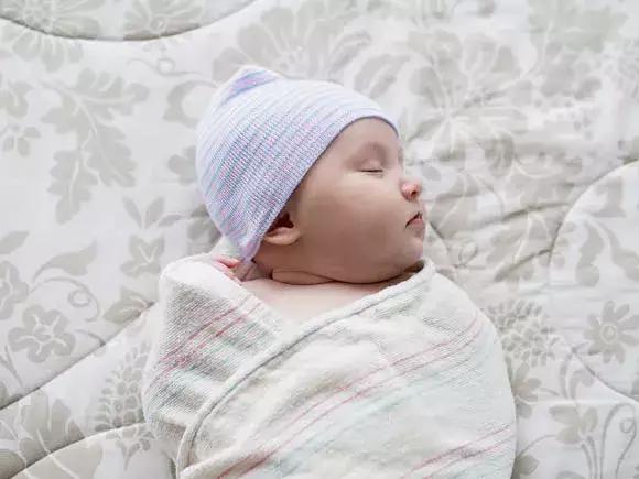 婴儿抱被要不要把手包裹起来,婴儿抱被一般准备几个