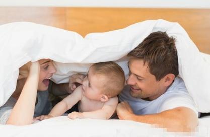 同房被孩子撞见，父母应该如何化解尴尬？这位爸爸的做法值得借鉴