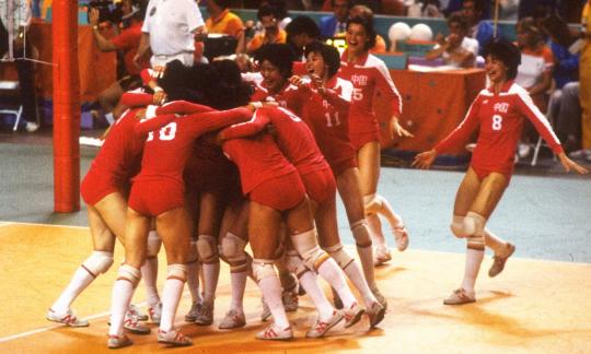 80年代女排为什么穿长袖,中国女排球衣改良