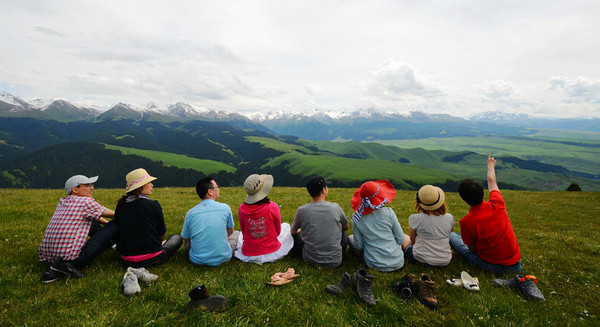 六月底的伊犁雪山,5月的伊犁草原