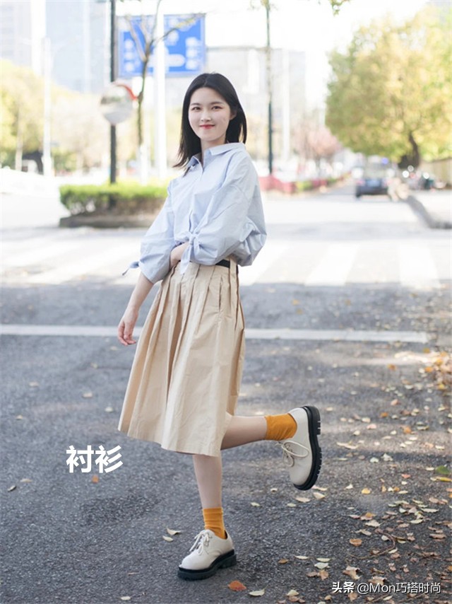 米色休闲半身裙怎么搭配上衣,夏日米色半身裙怎么搭配上衣