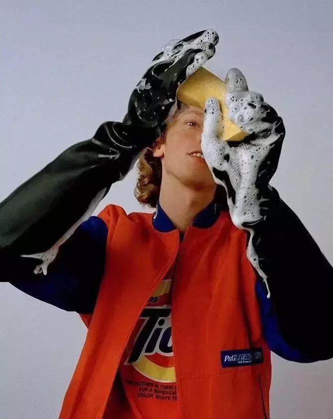 旺仔、柯达、汰渍都卖衣服啦！老品牌如何让年轻人嗨起来？