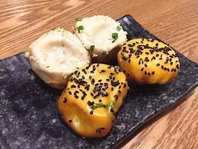 一口下去，满口留香，这便是生煎的魅力！好吃到舔屏！