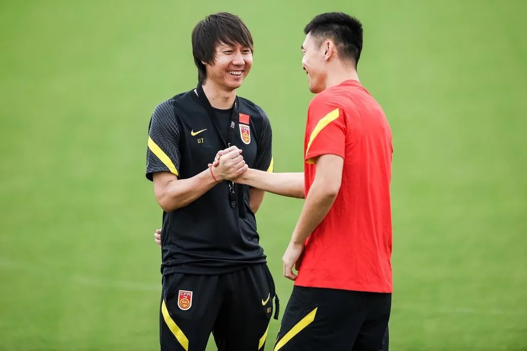 中国男足该不该骂,中国男足被骂的视频