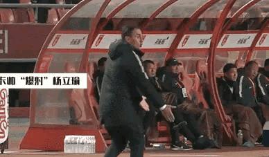 恨铁不成钢！卡纳瓦罗怒踢杨立瑜屁股：拿球总回传，这球没法踢了