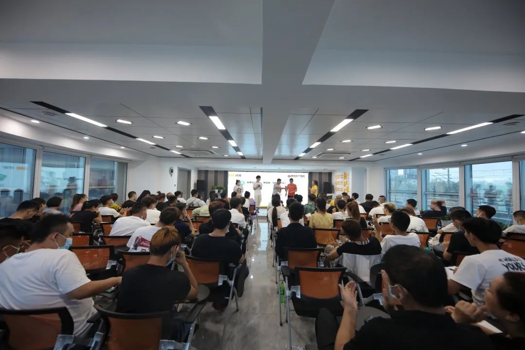 新发地产开大会,新发地产集团大合照