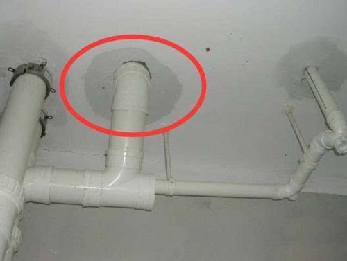 鉴定漏水原因最重要，邻里互杠是不理智的，解决漏水是正道