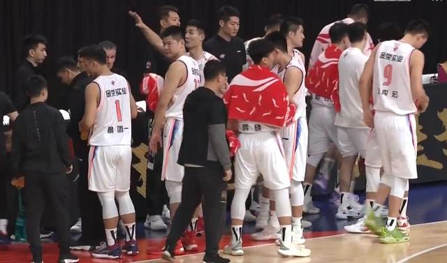 王哲林踩线1.99秒,cba技术犯规王哲林