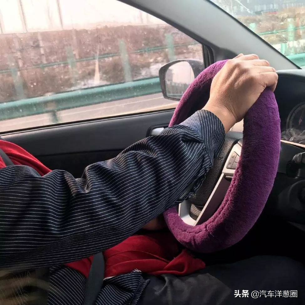 情人节开车接女朋友,情人节堵车女朋友要分手