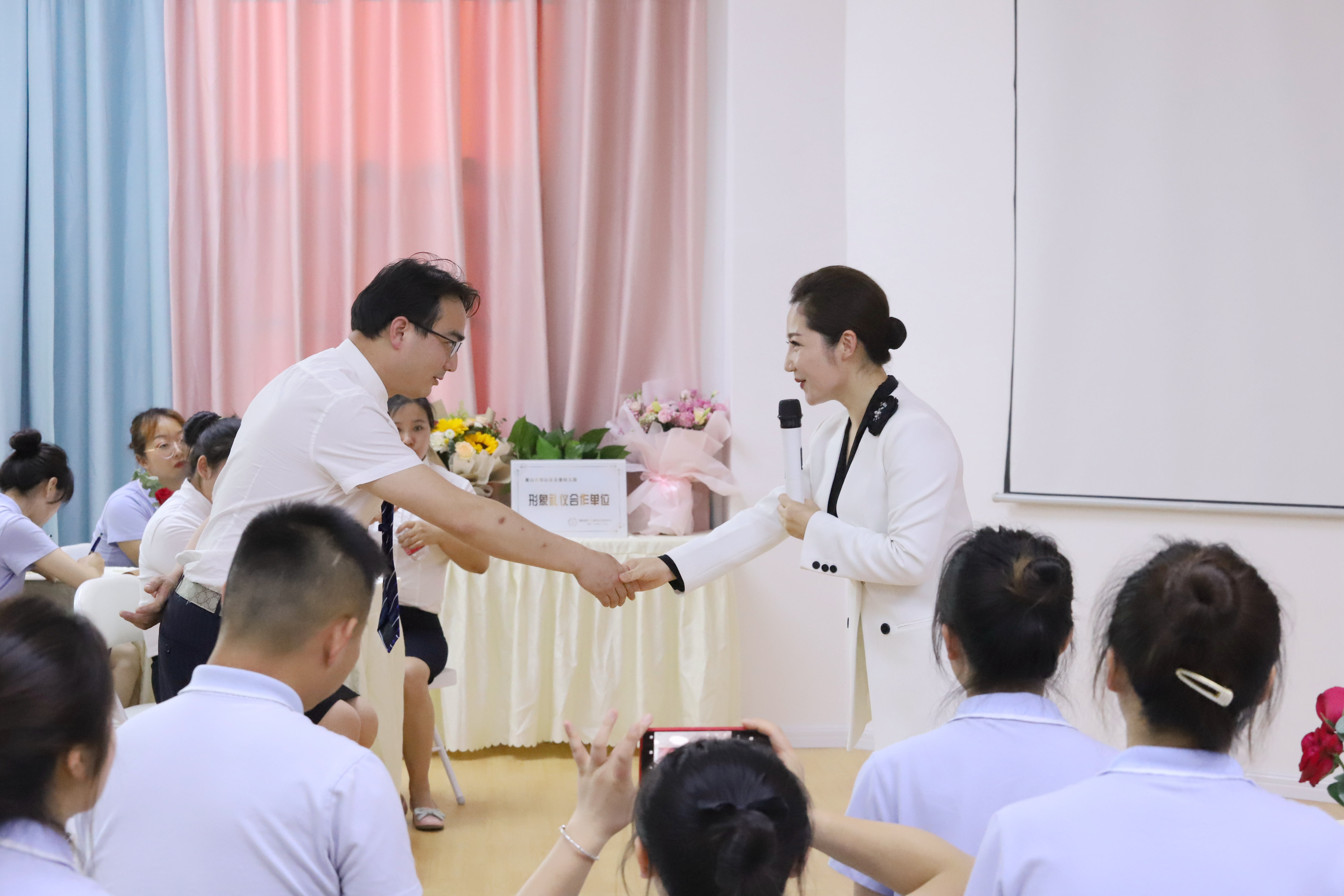 彭山区云堡幼儿园组织教职员工开展“最美幼教人”礼仪培训