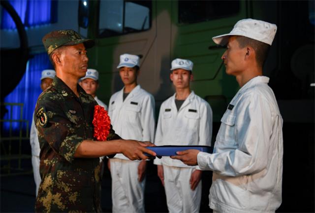 “兵王”王忠心：妻子“笑话”只长胡子不长职位，退役后过得如何