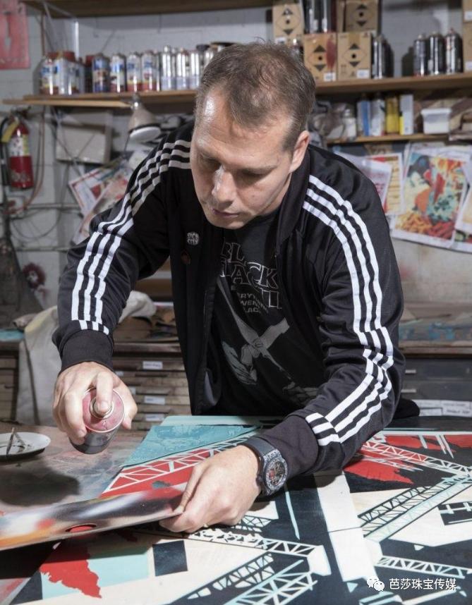 村上隆联名表出圈，谁说打工人配不上艺术表？