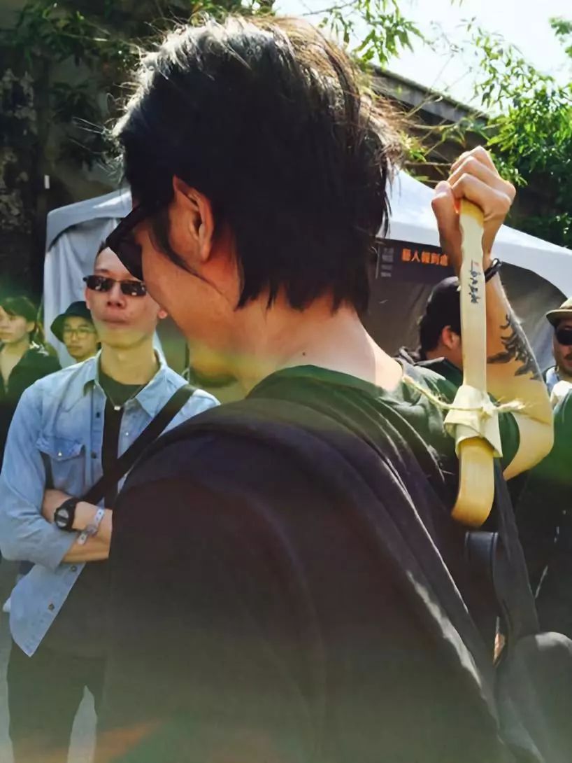 蜡烛、*袜丝**、痒痒挠...乐队们的清奇周边