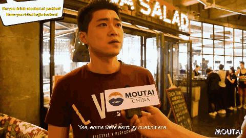 老外不相信茅台的威力,老外喝中国白酒烧刀子