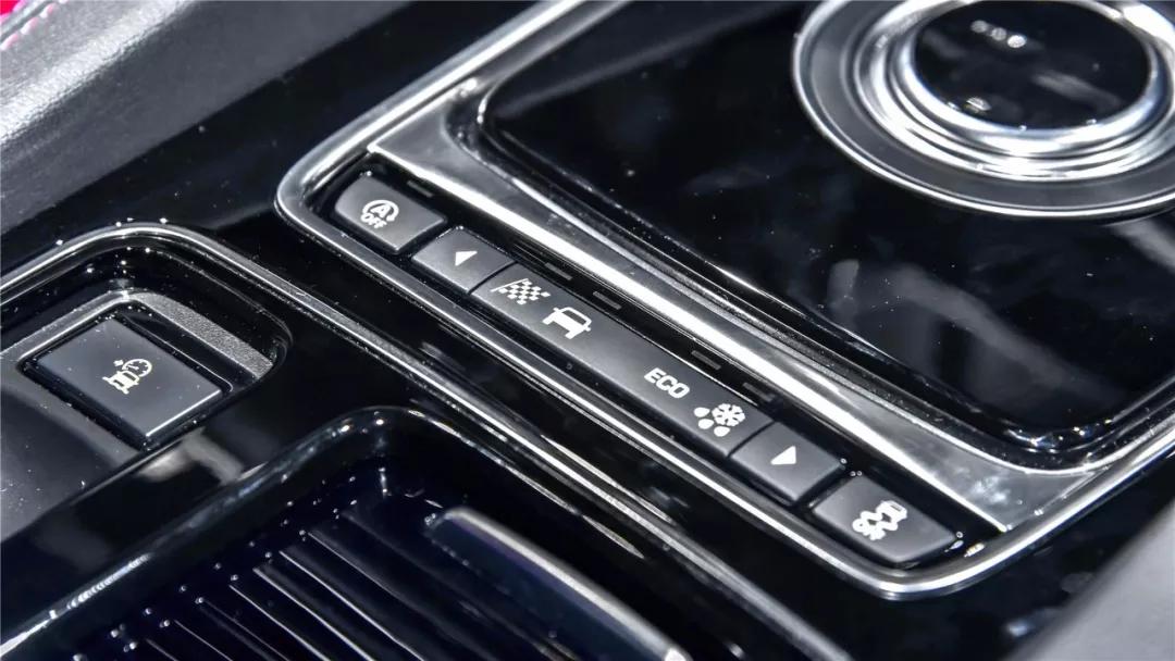 四十多万买捷豹f-pace到底值不值,捷豹f-pace又银色落地