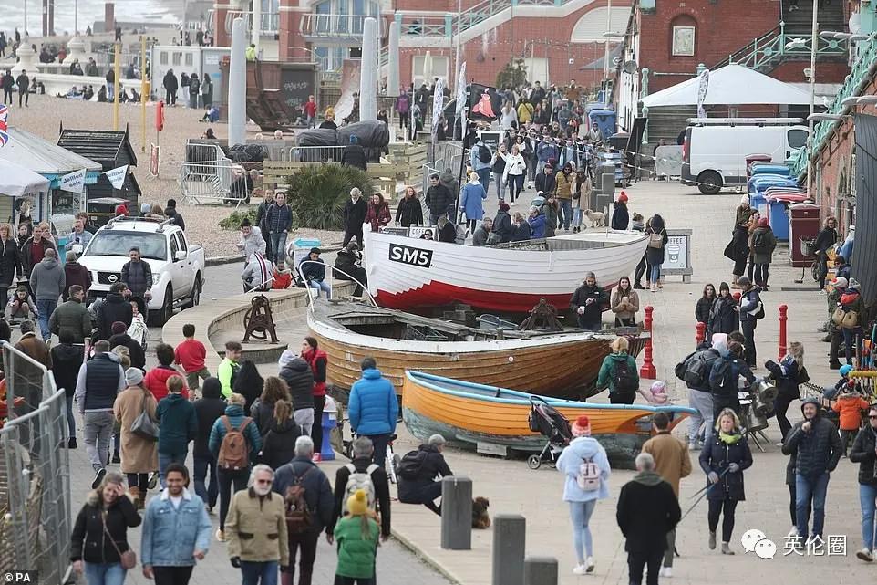 给点阳光就剩比基尼！英国迎来53年最热3月，可疫情还没结束啊