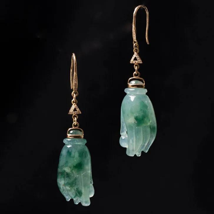 被誉为“福气之手”的翡翠佛手有啥款式？翡翠佛手适合哪些人戴？