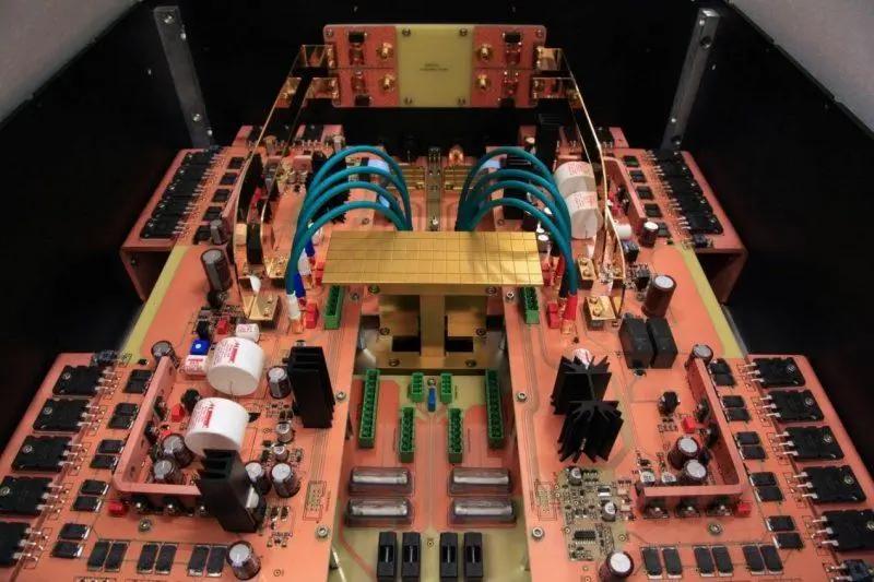 这只“火鸟”是白色的，CessaroFirebird扬声器