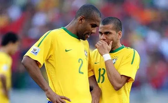 边翼卫的跑位和踢法,足球8人制边后卫和边翼卫区别