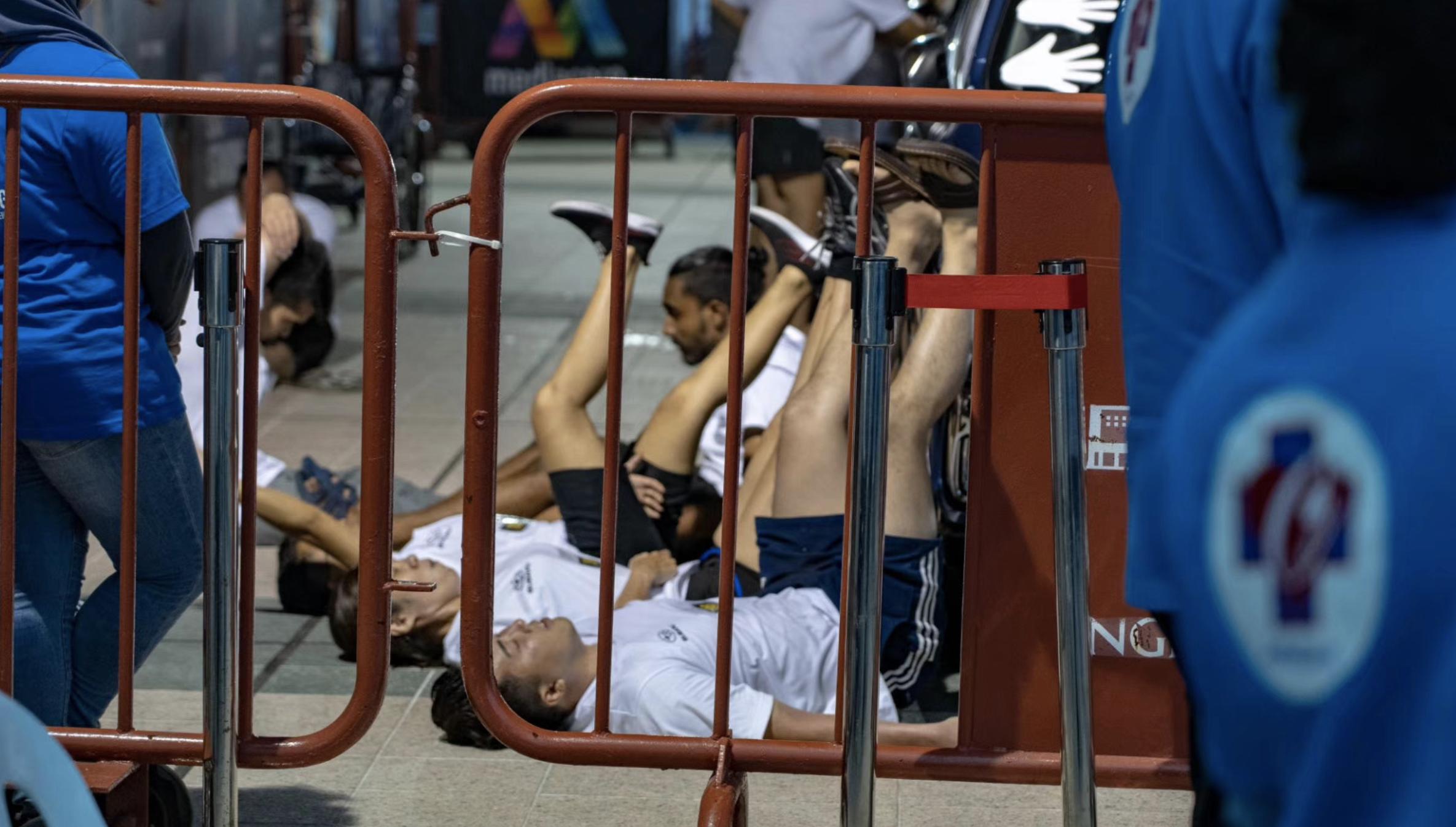 这个人把手摸在车上超过3天3夜赢了一辆车你觉得你行不？