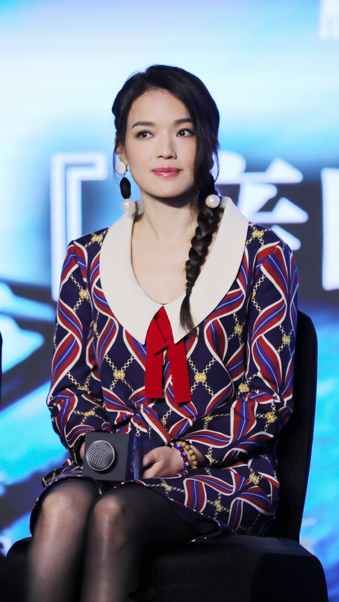 43岁舒淇发型女人味十足可盐可甜 (43岁舒淇穿不规则风衣裙配短靴)