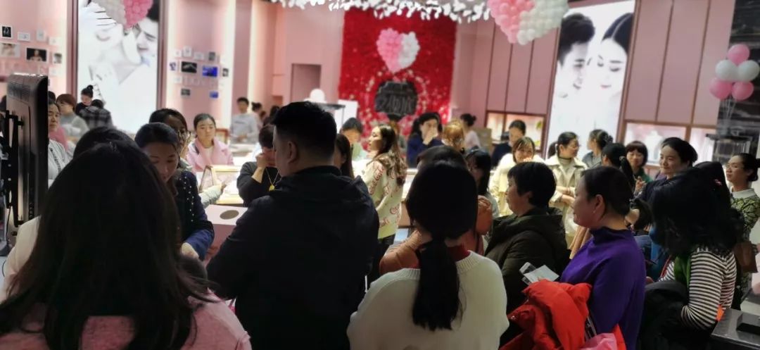 金鑫珠宝郑州永和铂爵店亮相,引数百名跑男排队代购