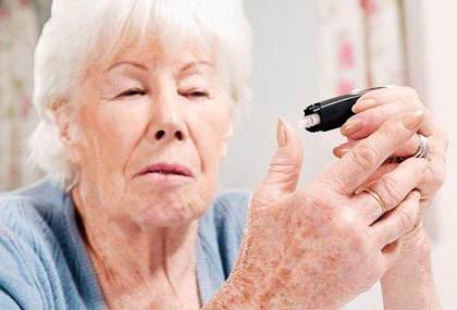 女性睡觉前经常用艾叶泡脚，身体会出现这3种变化，1种人要警惕