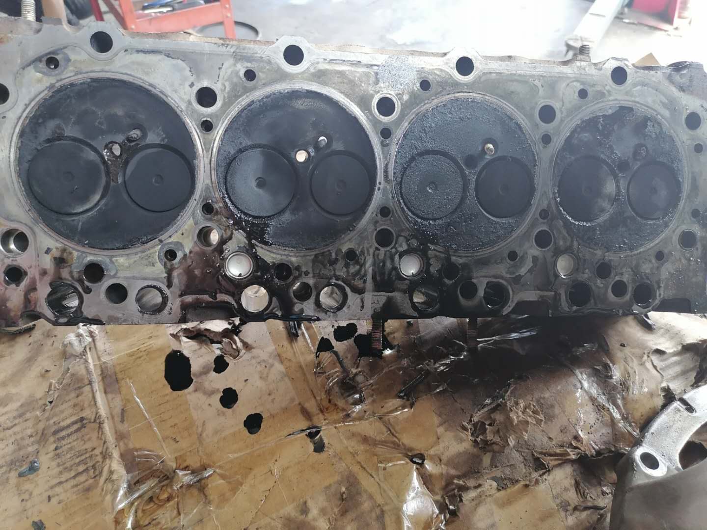 发动机冒白烟蓝烟烧机油,尾气大量冒蓝烟要不要大修发动机