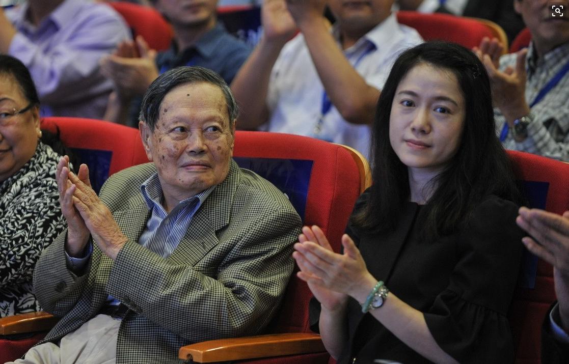 我走过喧闹的街,我走过人来人往的街头完整版