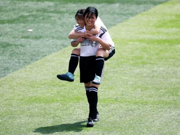 足球女神!高中结缘,她一进大学就成球队经理,如今已是女足队长