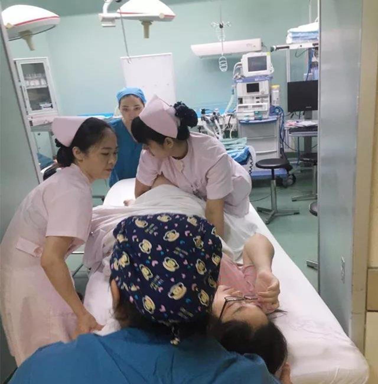 孕妈突然脐带脱垂，胎儿险些缺氧而亡，医生：孕妇平时要注意这4点