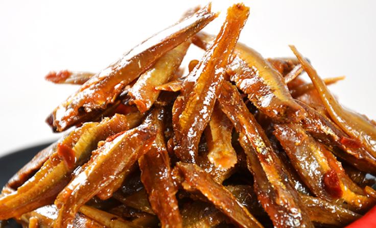 超市里1元1包的小辣鱼，是用什么鱼做的？网友看完，不敢再吃