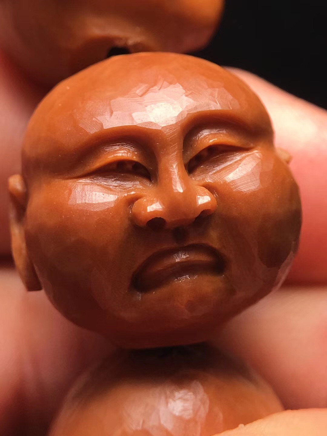 橄榄核雕手串上油盘还是干盘好看,玩文玩橄榄核雕要注意这三点