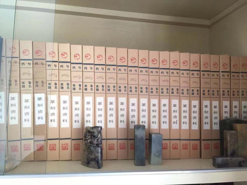 四十年治印6916方，黄泥成印“祖国万岁”的左刀行佟佰君