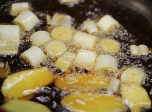 油炸剩的油怎么倒掉,油炸后的废油怎么处理