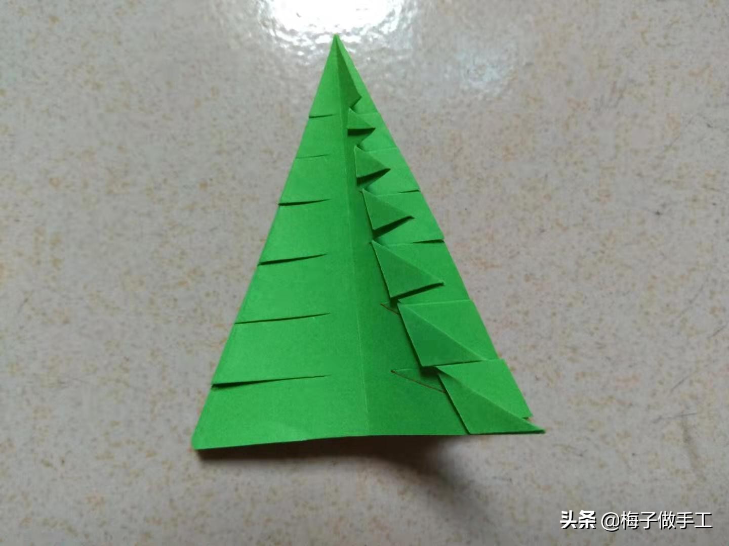 用一张纸就能折圣诞树,折法还那么简单,适合宝宝做的折纸手工哦