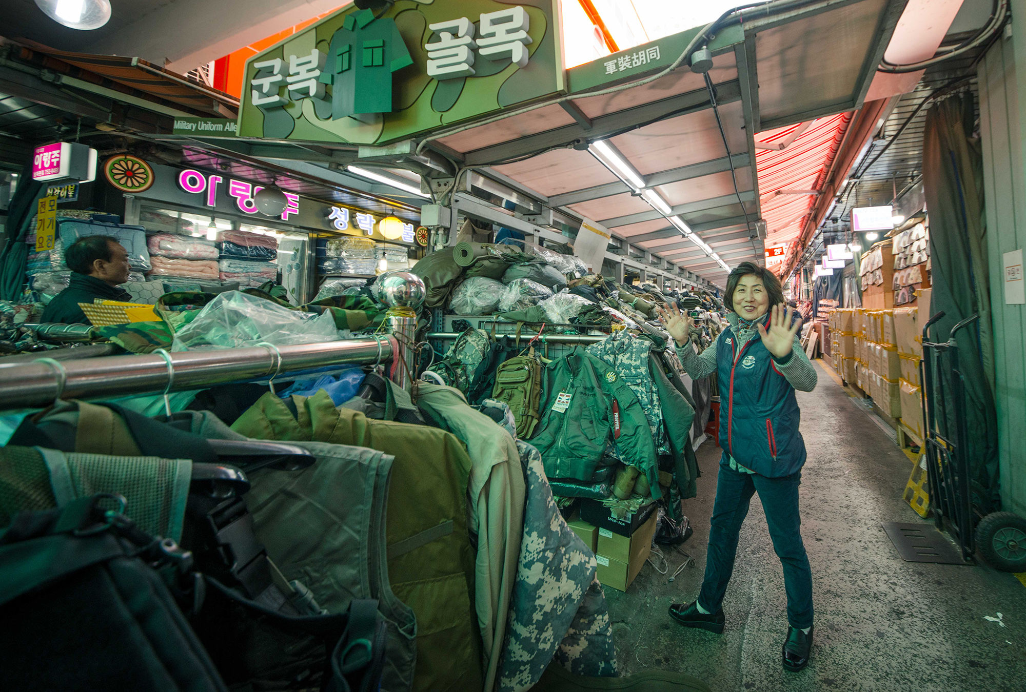 比北大门更适合买伴手礼的南大门市场，首尔便宜货的首选之地